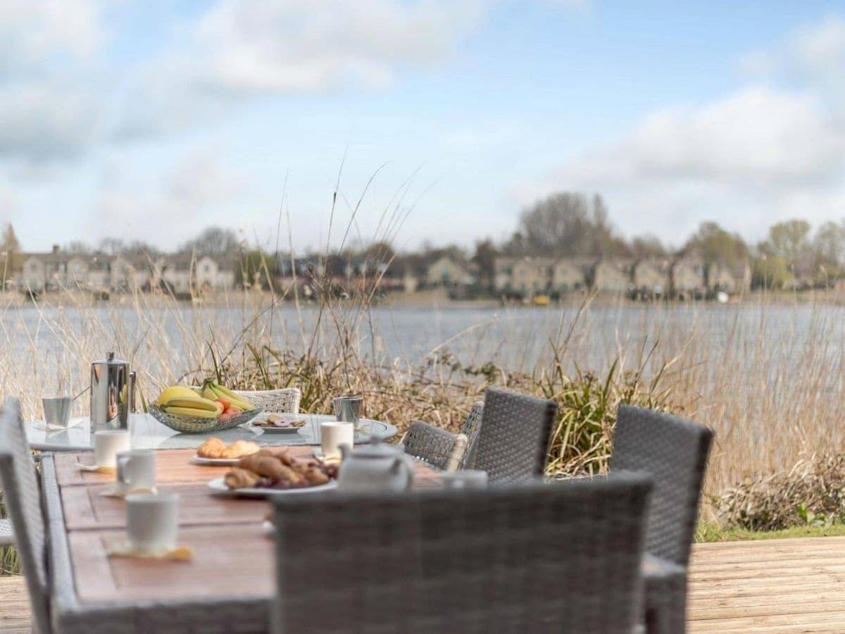 Cotswolds Lakehouse, With Hot Tub & Spa Access, Lower Mill Estate Somerford Keynes Exterior foto